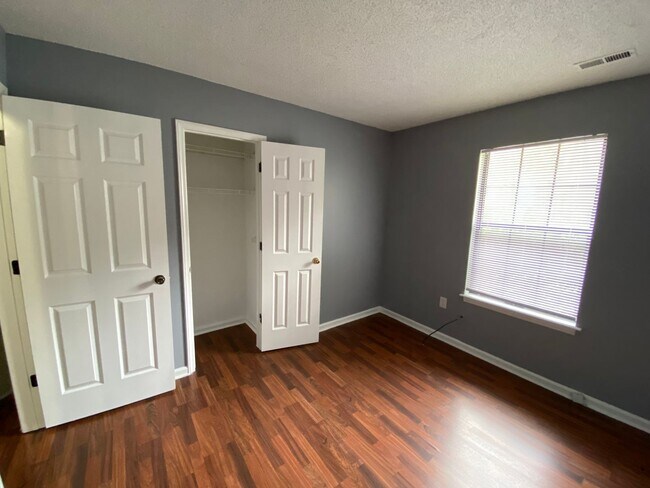 Building Photo - Great, 3-bed / 2 full bath location off th...