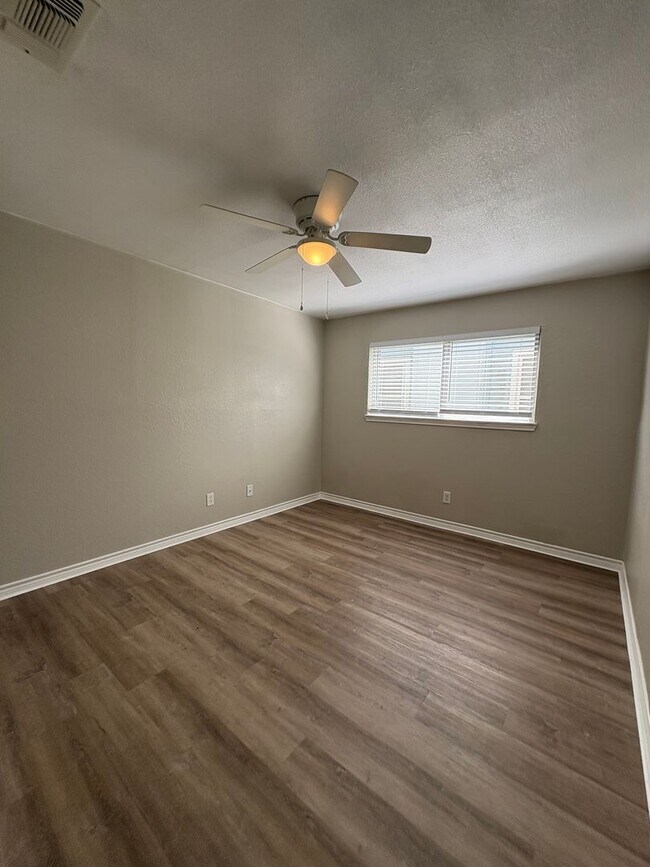 Building Photo - 1310 Goodhue Dr