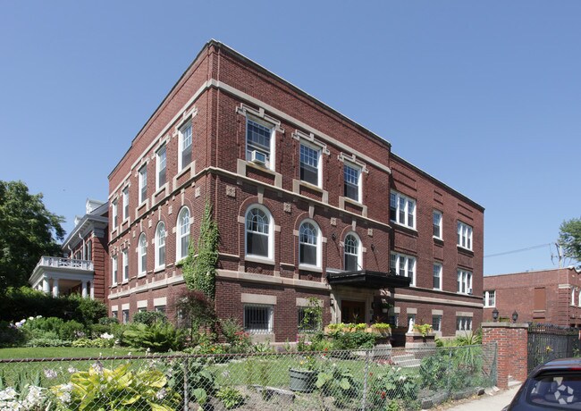Primary Photo - 5345 S University Ave