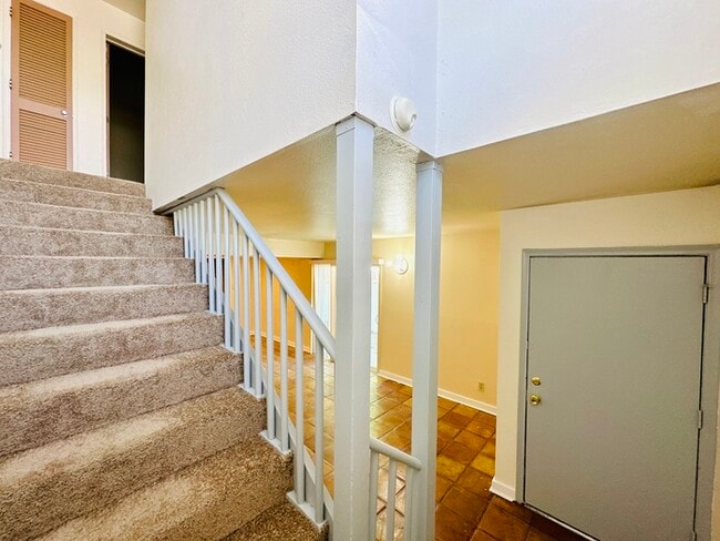 Building Photo - Available October 11th! 2 Bedroom 1.5 Bath...