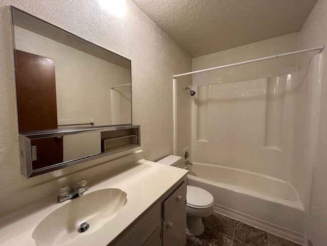 Building Photo - AVAILABLE NOW!!!  1BD/1BA Apartment in a G...