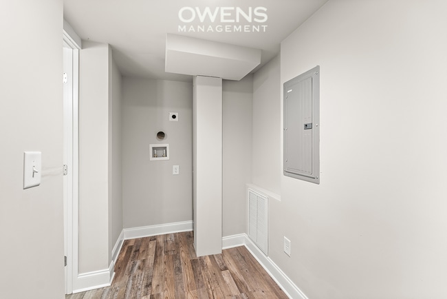 Building Photo - Downtown Gainesville Living Available Imme...