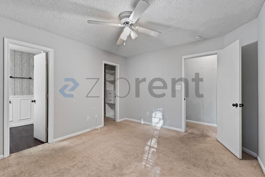 Building Photo - 922 Treasure Pl SW