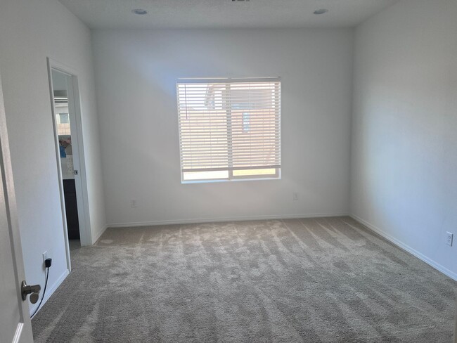 Building Photo - Newer 4 Br, 2 Ba, with the major appliance...