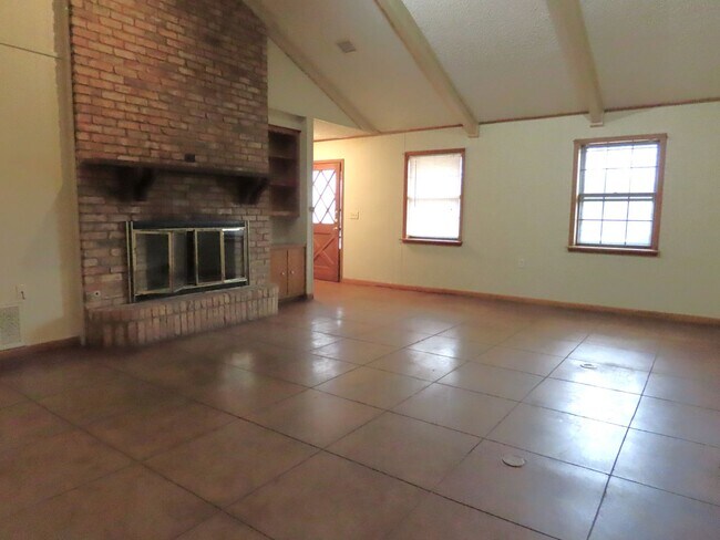 Building Photo - Whitehouse ISD! Spacious 3 Bedroom, 2 Bath...