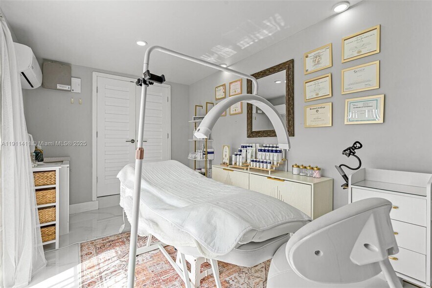 Building Photo - 8351 SW 39th Ct