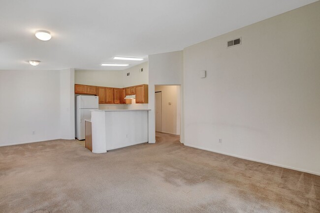 Building Photo - Adorable 2 Bedroom Condo