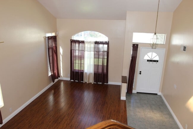 Building Photo - 4/2.5 two story home in the desirable community of West Heritage Village