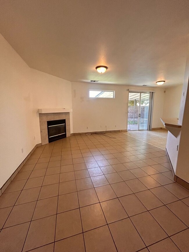 Building Photo - Beautiful home for rent in Visalia!
