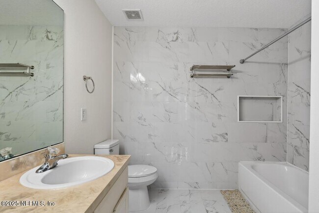 Building Photo - 411 Walnut Dr