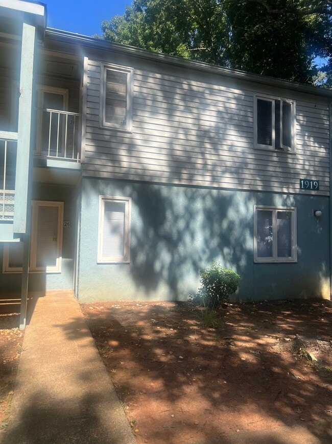 Building Photo - 1 bedroom/ 1 bathroom condo for ONLY $1050...