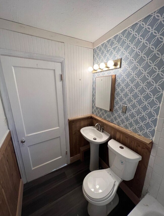 Building Photo - Beautiful 2 bedroom 1 bathroom