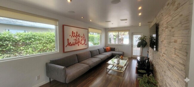 Building Photo - 875 NE 130th St