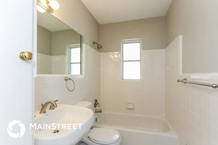 Building Photo - 2124 Almeria Way S