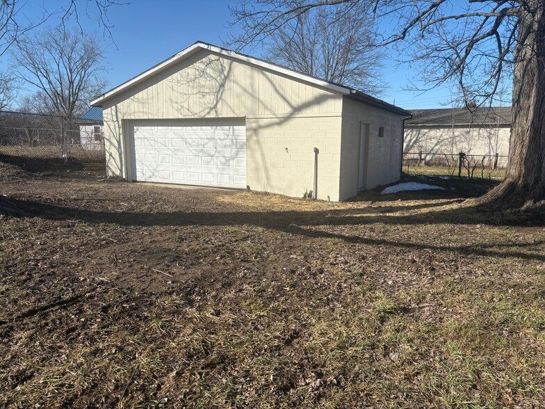 4 car Garage - 640 Hanna Rd