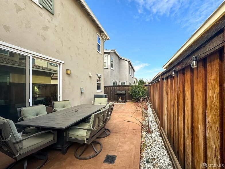Building Photo - 2210 Salice Way