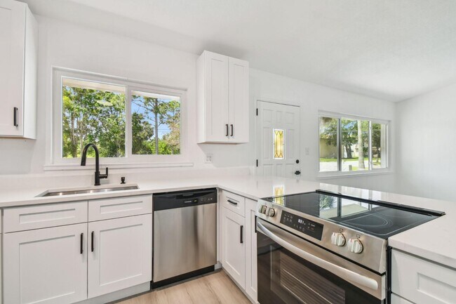 Building Photo - 695 Sunset Dr