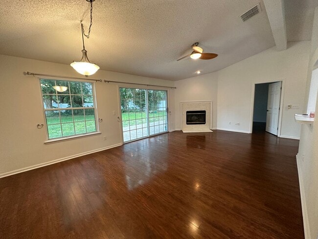 Building Photo - Beautiful 3Bed 2Bath in Hunters Ridge!