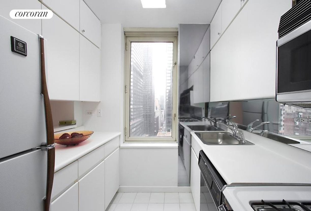 Building Photo - 145 E 48th St