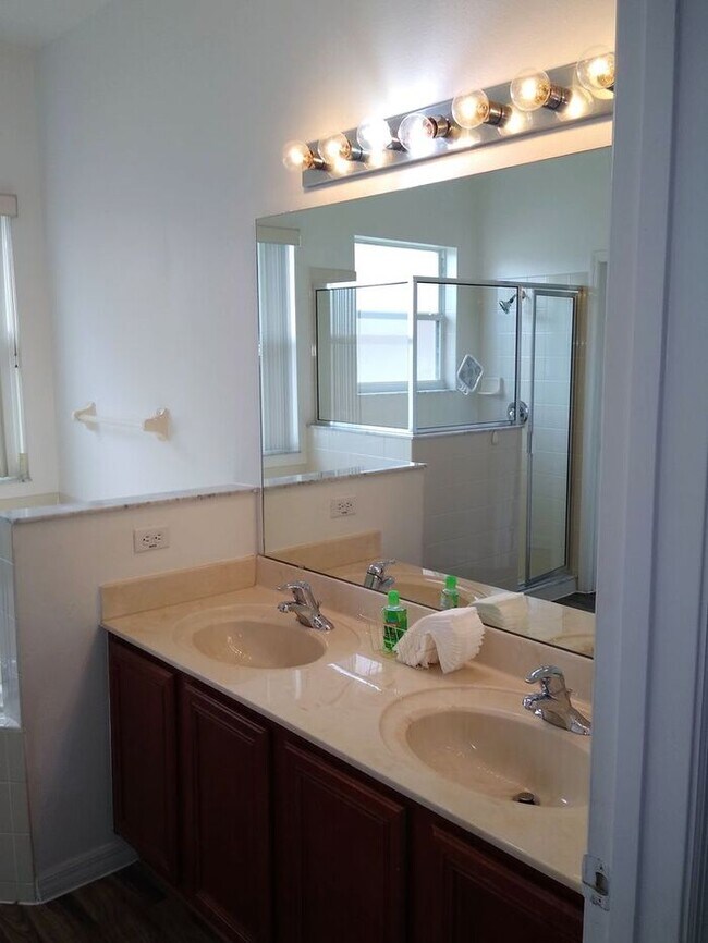 Building Photo - Single Family Home in Poinciana