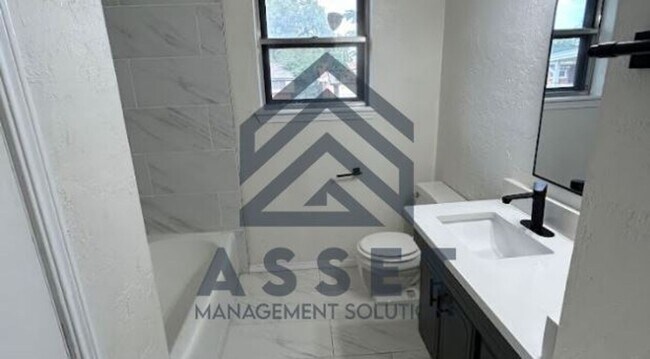 Building Photo - 5 Bedroom Home Available For Lease or Rent to Own!