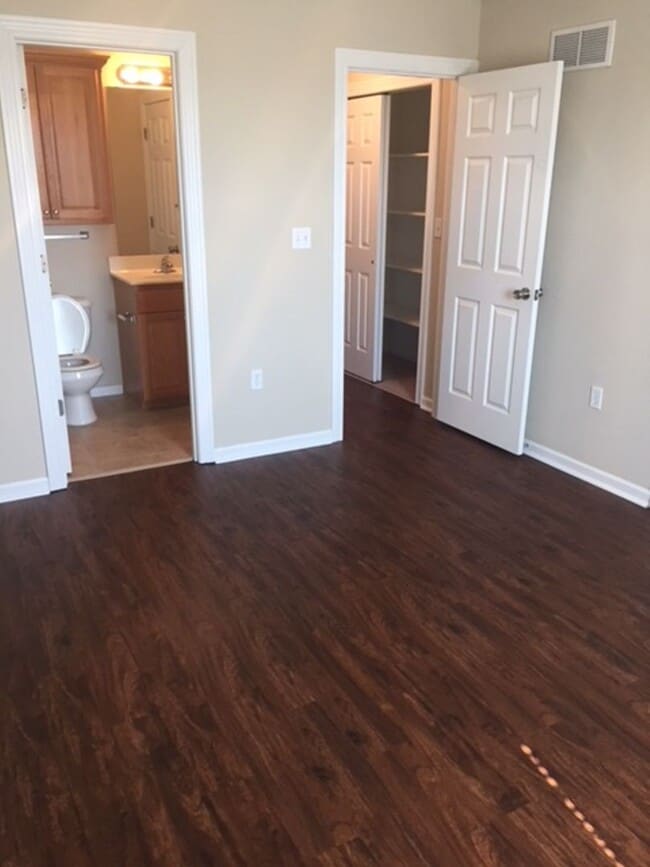 Building Photo - Wonderful 3 bed 3.5 bath near Clinton Lake!