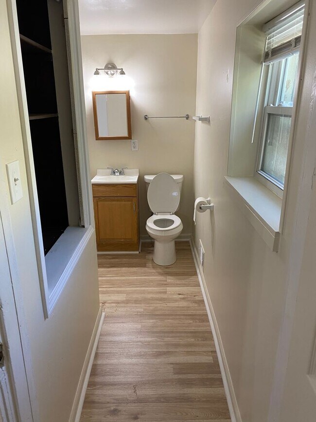 Building Photo - 350 1/2 Hacker