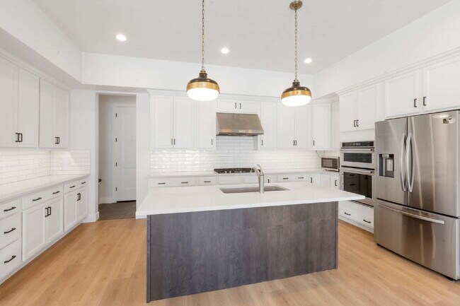 Building Photo - Traverse Mountain | SPACIOUS LIVING | 6 BED 4 BATH SINGLE FAMLY HOME