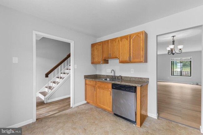 Building Photo - 2813 Cambridge Dr