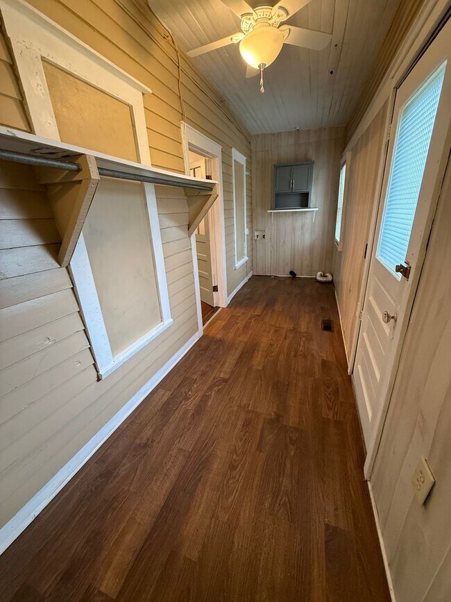 Building Photo - Main Street