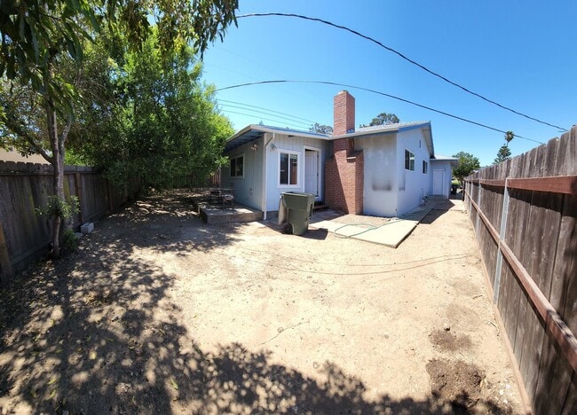 Building Photo - 4 bed 3 baths!  House ideally located close to campus, shopping, Bishop Peak