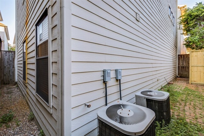 Building Photo - 609 Lester St