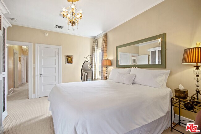 Building Photo - 617 N Plymouth Blvd