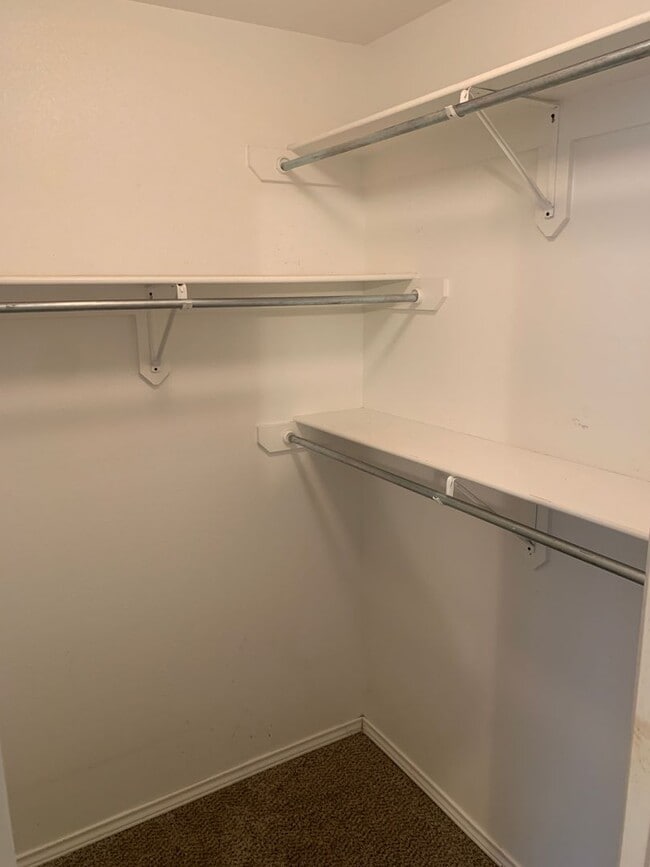 Building Photo - Available NOW! 3 Bedroom 2 bath 2 car gara...