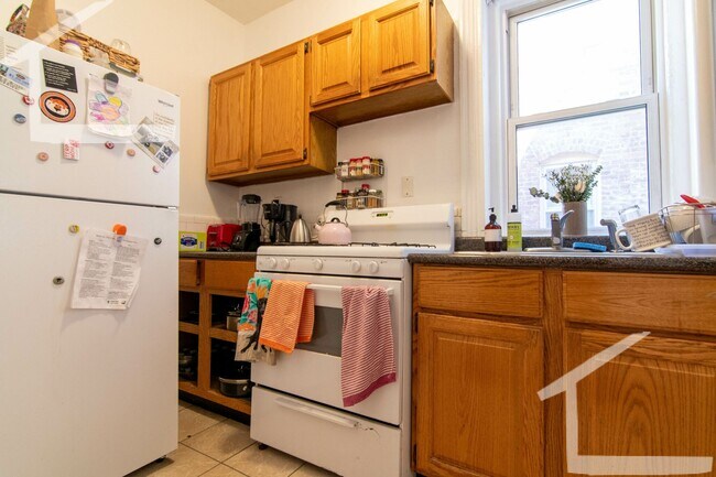 Building Photo - No Brokers Fee,3 Bedrooms unit on Coolidge Corner, Laundry on a Site, Heat, Hot Water Included