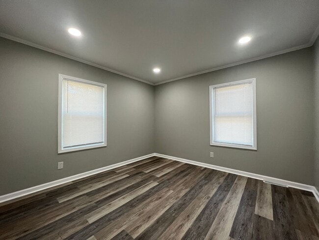 Building Photo - MOVE-IN READY! *HOLIDAY MOVE-IN SPECIAL $500 off the first full months rent if lease signed by 1/...