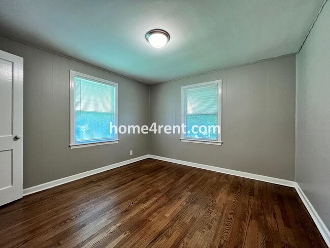 Building Photo - Cozy Ranch Style Home in KCMO w/ Wood Floors and a Fenced in Yard!