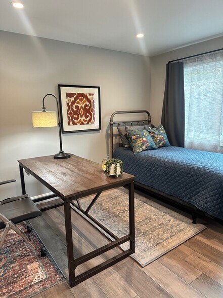 2nd bedroom/office - 843 Southampton Dr