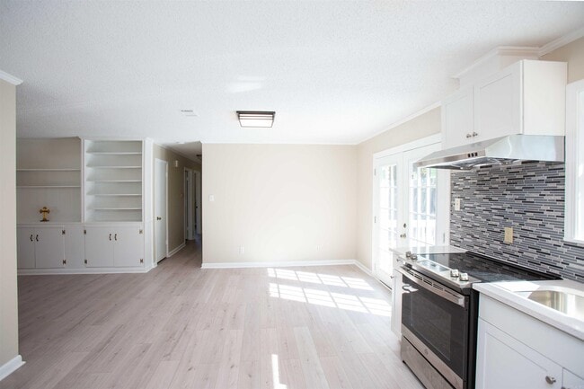 Building Photo - 29 Meadowbrook Dr