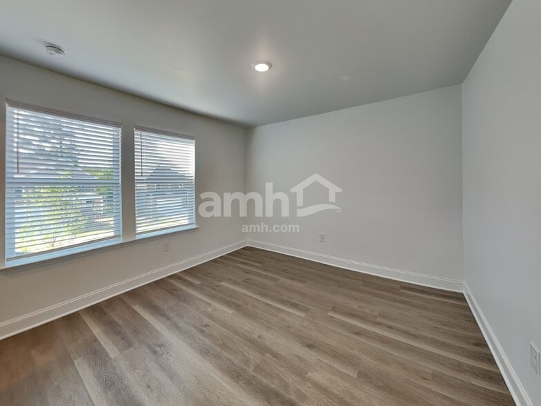 Building Photo - 935 Carnelian Ln