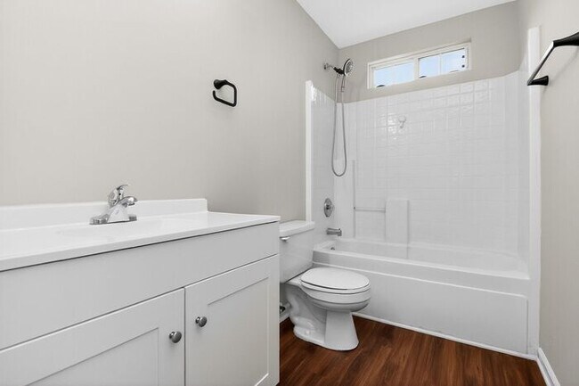 Building Photo - Recently Updated 4BD/2.5BA Home in Melbourne Community of Huntersville!