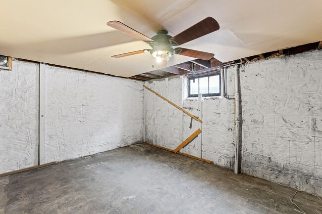 Building Photo - 2 Bedroom SFH For Rent! NEW LVP Flooring, ...