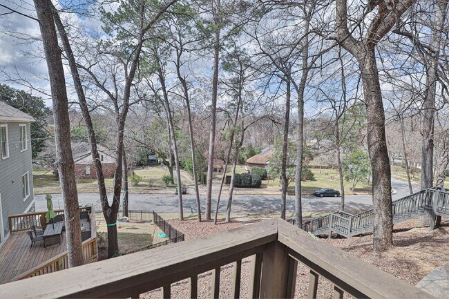Building Photo - 2033 Cherokee Dr