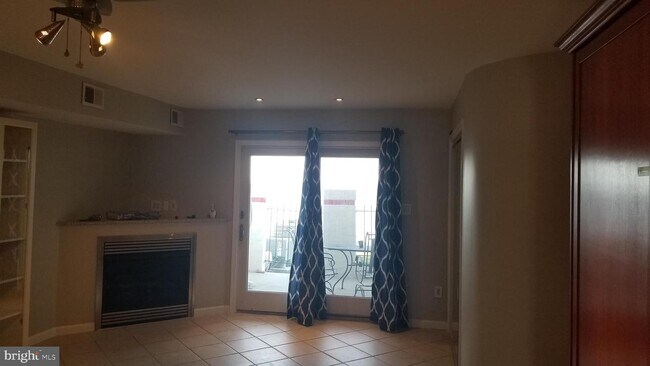 Building Photo - 10G Queen Elizabeth Ct