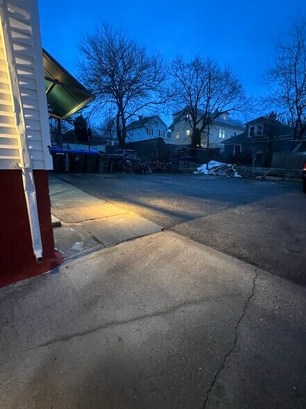 Building Photo - 827 Atwells Ave