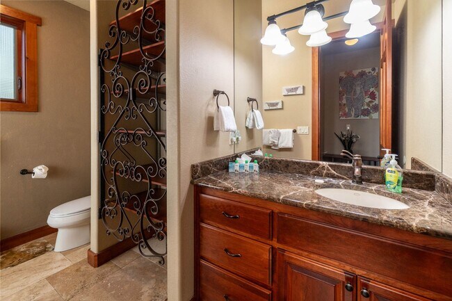 Building Photo - Large spectacular home with all the bells and whistles