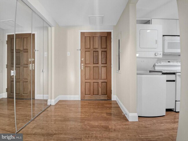 Building Photo - 1530 Key Blvd