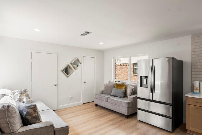 Building Photo - 15134 Corona Del Mar Dr