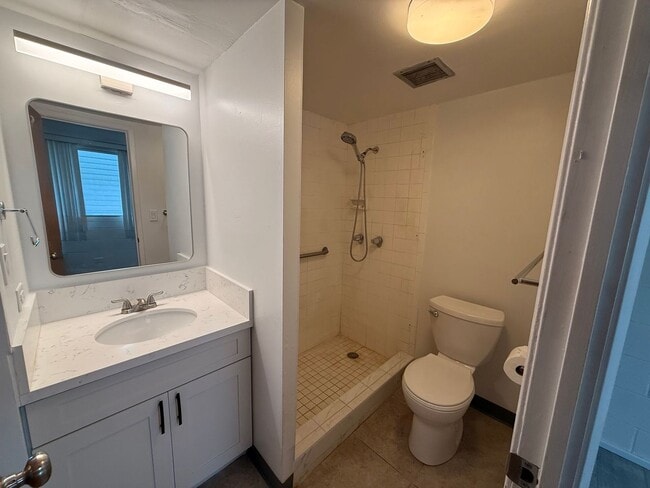 Building Photo - Fresh 2/1 Makiki Heights Condo with 1 Parking, Lanai, Pool, Open floor plan, & Walk-in closet
