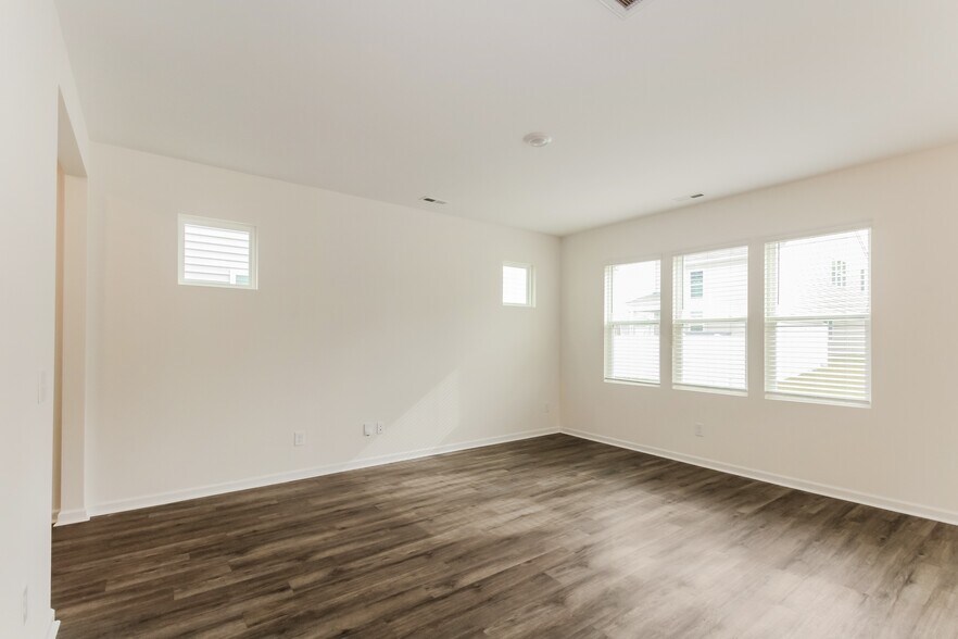 Building Photo - 1533 King St